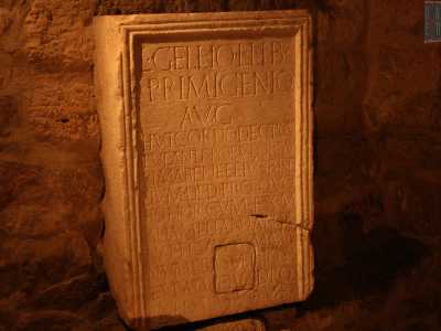 Ma ci sono prove che Bari abbia ospitato un teatro? Gli studiosi danno credito a un�epigrafe del II secolo che si trova nel succorpo della Cattedrale. Su questa lastra di marmo � incisa una dedica in latino a un ex schiavo di nome Lucio Gellio a cui venne concesso l�onore del bisellium, sedile onorifico per assistere agli spettacoli pubblici